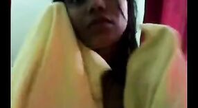 El coño peludo de una adolescente india se expone ante la cámara en Calcuta 3 mín. 00 sec