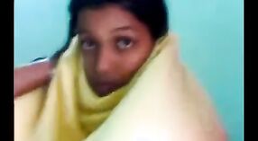 El coño peludo de una adolescente india se expone ante la cámara en Calcuta 0 mín. 0 sec