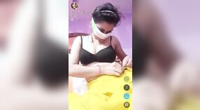 Indiase bhabhi pronkt met haar grote borsten op live cam 0 min 0 sec