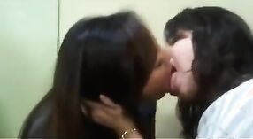Seks India Lesbian dalam Video Bocor MMS 5 min 00 sec