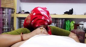 Gadis perguruan tinggi India membuat bajingannya yang ketat terentang di dapur 3 min 40 sec
