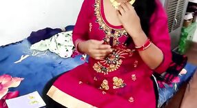 Hindi moglie dà la figlia-in-law una collana d'oro e ottiene la sua figa riempita 2 min 20 sec