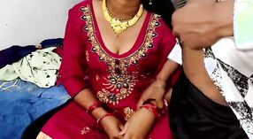 A mulher Hindi dá à nora um colar de ouro e enche-lhe a rata 3 minuto 20 SEC