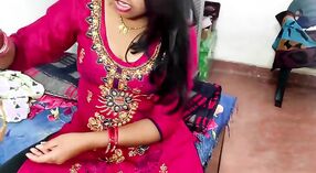 A mulher Hindi dá à nora um colar de ouro e enche-lhe a rata 4 minuto 20 SEC