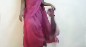 देसी भाभी प्रिया या भारतीय अश्लील व्हिडिओमध्ये तिची मोठी बुब्सची पूजा करते 5 मिन 00 सेकंद