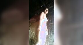 Dehati'nin seksi videosunda, dekoltesini ortaya çıkaran yaramaz bir ülke tarzı bebek var 2 dakika 10 saniyelik