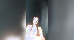 В сексуальном видео Дехати озорная красотка в стиле кантри демонстрирует свое декольте 0 минута 40 сек