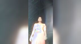 La vidéo sexy de Dehati présente une fille coquine de style campagnard révélant son décolleté 1 minute 00 sec