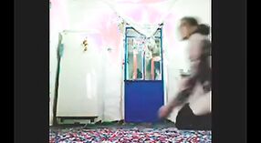 El video de sexo paquistaní presenta a una esposa follada por el coño por su vecino en posición de perrito 1 mín. 50 sec