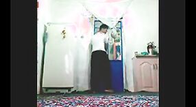 فيديو جنسي باكستاني يظهر زوجة تحصل على بوسها مارس الجنس من قبل جارتها في وضع ريمكس 2 دقيقة 40 ثانية