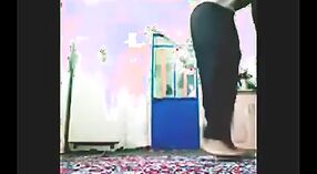 El video de sexo paquistaní presenta a una esposa follada por el coño por su vecino en posición de perrito 3 mín. 00 sec