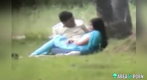 Istri India dengan sari biru menjadi liar dengan kekasihnya di taman umum 0 min 0 sec