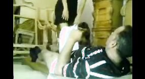 Puta Indiana de Calcutá recebe seu bichano esticado por seu gerente no escritório! 0 minuto 0 SEC