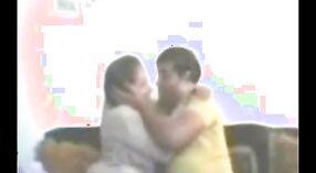Indyjski przyjaciółka i chłopak engage w namiętny całowanie i PRELUDIUM 0 / min 0 sec