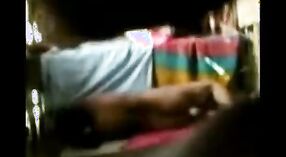 Die Hausfrau genießt einen sinnlichen Blowjob von ihrem Ehemann in einem indischen Porno -Video 4 min 20 s