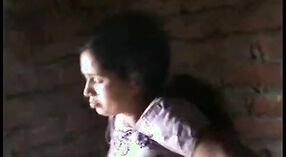 Ein vollbusiges Dorfmädchen aus Indien wird von ihrer Nachbarin in einem Video gefickt 5 min 20 s
