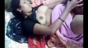 Gorące i pikantne Indian village żona cieszy domowy seks 1 / min 20 sec