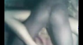 Chico Desi caliente disfruta del sexo oral con su novia adolescente en un video casero 1 mín. 50 sec