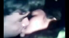 Hot Desi Guy genießt Oralsex mit Teenager -Freundin in hausgemachtem Video 0 min 50 s