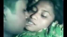 Quente Desi cara goza oral sexo com adolescente namorada em caseiro vídeo 1 minuto 00 SEC