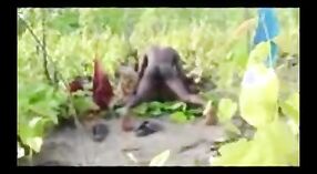 Zwart meisje enjoys outdoor seks in het dorp 1 min 00 sec