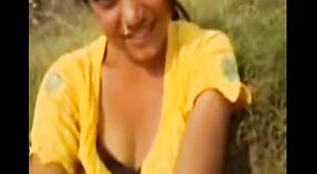 Village girl expérimente le sexe en plein air et la presse à seins 2 minute 40 sec