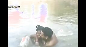Una coppia da una zona rurale prende un bagno in uno stagno all'aperto 1 min 30 sec