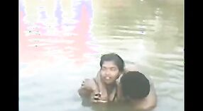 Una coppia da una zona rurale prende un bagno in uno stagno all'aperto 1 min 40 sec