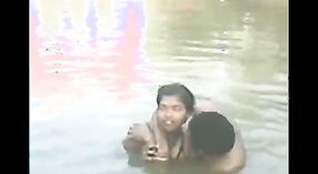 Sepasang suami istri dari daerah pedesaan mandi di kolam di luar ruangan 1 min 40 sec