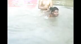 Sepasang suami istri dari daerah pedesaan mandi di kolam di luar ruangan 1 min 50 sec