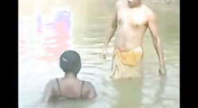 Para z wiejskiej okolicy kąpie się w stawie na świeżym powietrzu 2 / min 00 sec