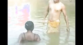 Sepasang suami istri dari daerah pedesaan mandi di kolam di luar ruangan 2 min 00 sec