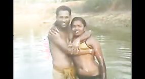 Una coppia da una zona rurale prende un bagno in uno stagno all'aperto 2 min 20 sec