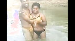 Una coppia da una zona rurale prende un bagno in uno stagno all'aperto 2 min 30 sec
