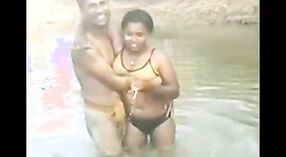 Um casal de uma zona rural toma banho num lago ao ar livre 2 minuto 30 SEC