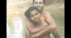 Una coppia da una zona rurale prende un bagno in uno stagno all'aperto 2 min 40 sec