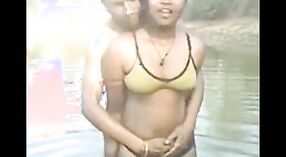 Una coppia da una zona rurale prende un bagno in uno stagno all'aperto 3 min 00 sec