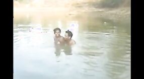 Una coppia da una zona rurale prende un bagno in uno stagno all'aperto 3 min 10 sec