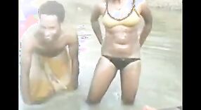 Um casal de uma zona rural toma banho num lago ao ar livre 3 minuto 40 SEC