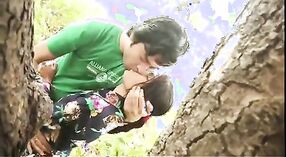 Junge Liebhaber ziehen sich im Park aus für dampfendes Küssen Video aus 1 min 40 s