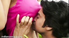Junge Liebhaber ziehen sich im Park aus für dampfendes Küssen Video aus 7 min 00 s