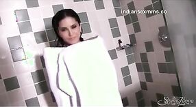 Sunny Leones escena de ducha en solitario seductora con lencería y striptease 5 mín. 20 sec