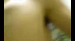 టీనేజ్ భారతీయ ప్రేమికులు బాత్రూంలో ఉద్వేగభరితమైన శృంగారంలో పాల్గొంటారు 3 మిన్ 00 సెకను