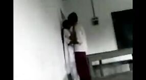 Chicas Desi con tetas naturales atrapadas en un escándalo sexual universitario 2 mín. 20 sec