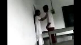 Chicas Desi con tetas naturales atrapadas en un escándalo sexual universitario 5 mín. 00 sec