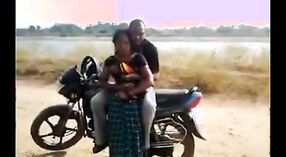 南インドの村の主婦とバイカーの間の屋外事件 0 分 0 秒