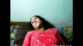 Die junge indische Frau hat ungeschützten Sex mit Verwandter 5 min 00 s