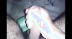 Ein durchgesickertes Video eines südindischen schwulen Mannes, der sich selbst erfreut 0 min 50 s