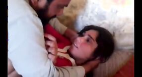 Gadis Muslim remaja diam-diam disetubuhi oleh Moulavi di rumah 2 min 50 sec