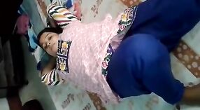 Ibu rumah tangga India ditiduri oleh tetangganya dalam video yang bocor 0 min 0 sec